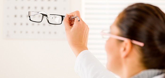 45% din populatia tarii poarta ochelari. Ce profit aduce clinicilor