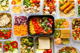 Strategia Meal Prepping: Economisirea pe Mâncare și Beneficierea de o Alimentație Sănătoasă