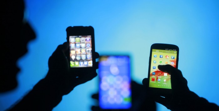 De ce suntem dependenti  de smartphone?