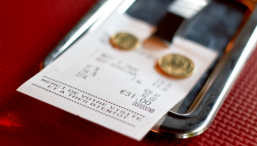 Franţa: scutire de taxe pentru bacşişul plătit cu cardul în restaurante şi cafenele 