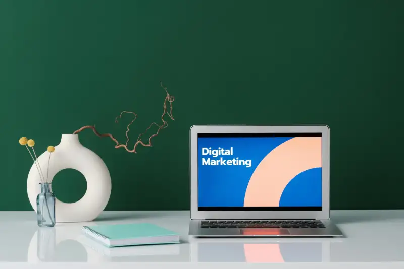 Poza 10 motive pentru care ai nevoie de o strategie de marketing online in 2024